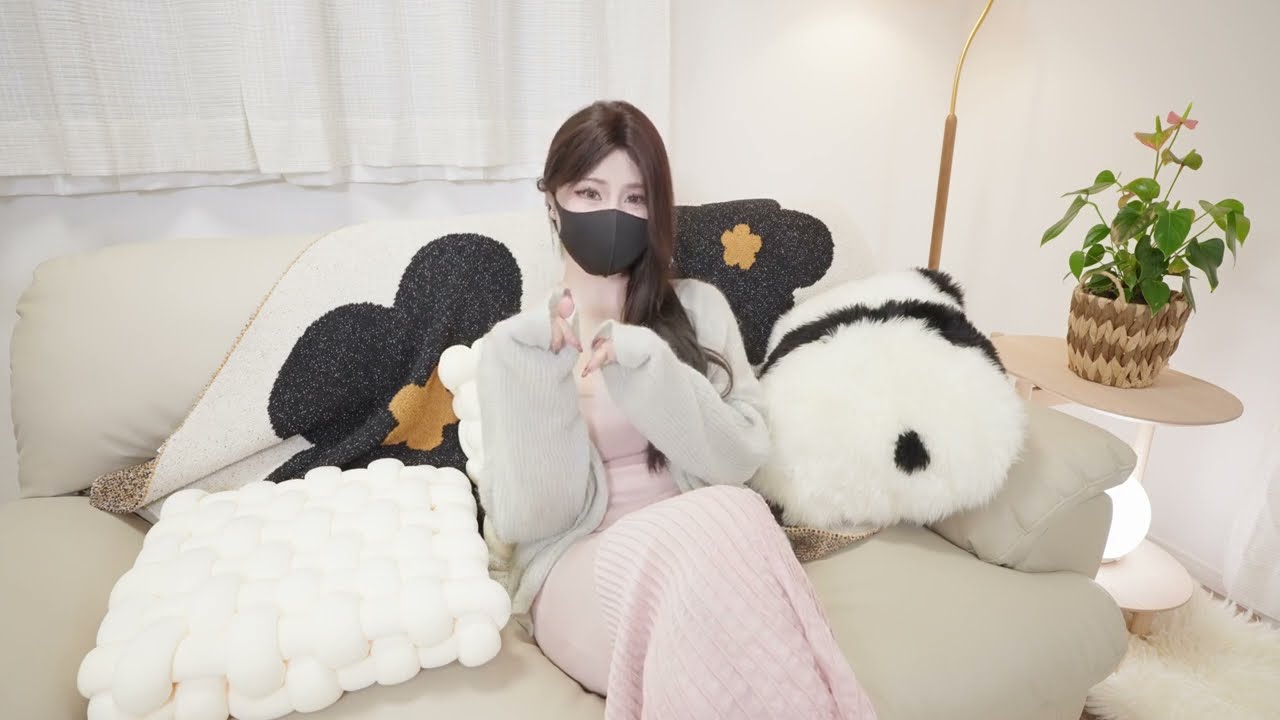Nana YouTube 视频封面：【4K】關於我接下來的影片服裝選擇，這四套呼聲最高的搭配我會用在之後的影片當中喔😉