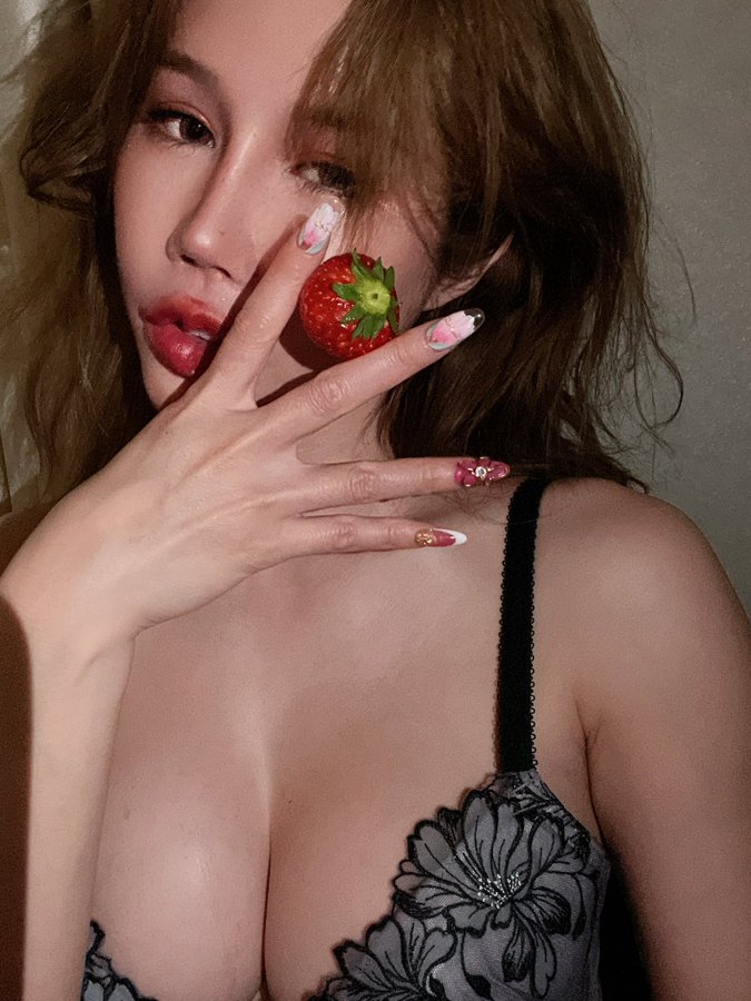 Strawberry night いちご https:// linktr.ee/yuixin｜媒体2