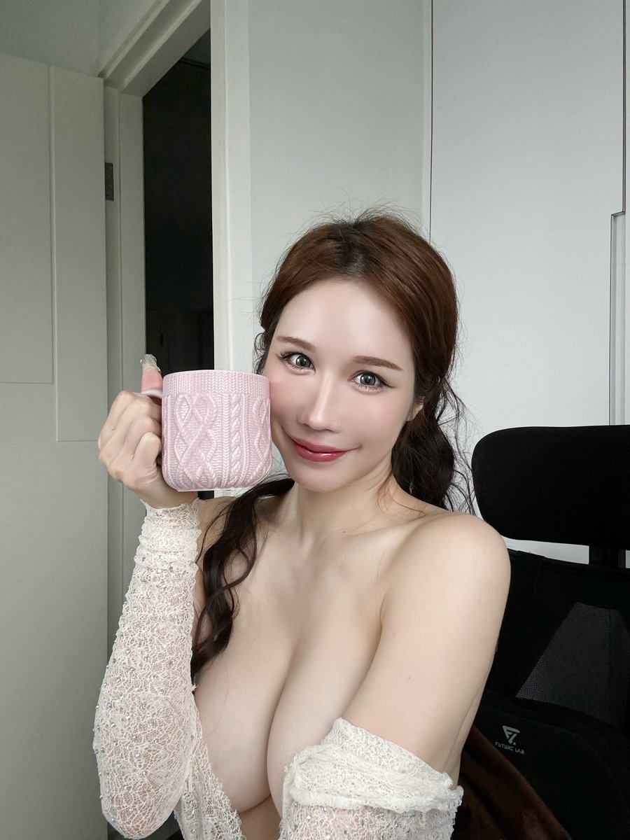 昨天買的新杯子漂亮嗎 希望我多喝水，下面也會很多水可以噴 https:// onlyfans.com/yui_xin_tw｜媒体1