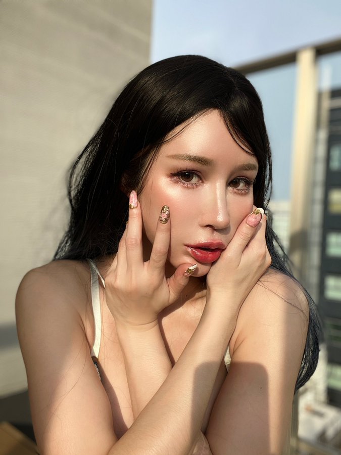 On the balcony of a hotel in Japan, basking in the scorching sun, having fun TO…｜媒体3