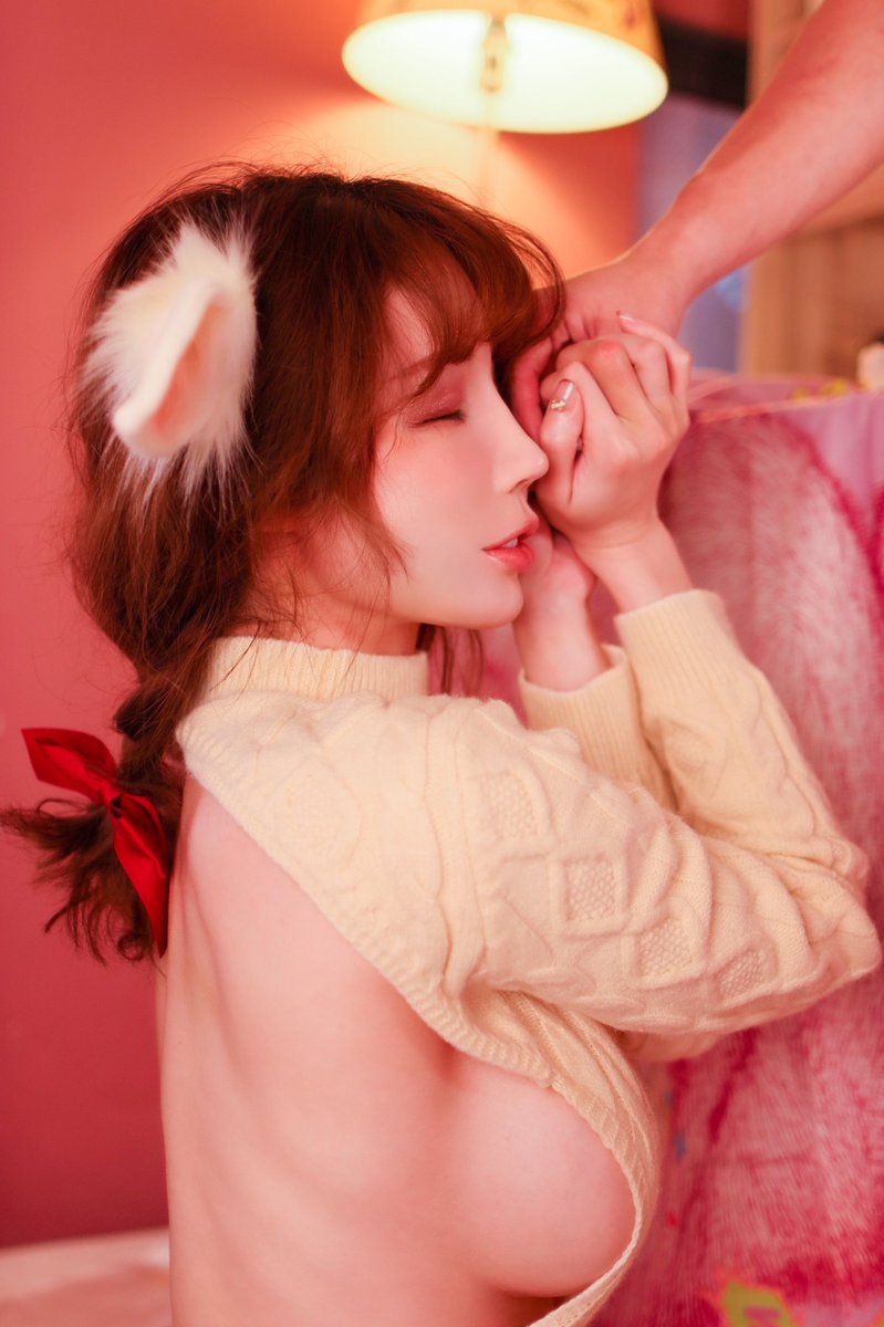 冷冷的，可以借我你的手嗎 這邊借我： https:// linktr.ee/yuixin Feeling cold, could you lend me yo…｜媒体1