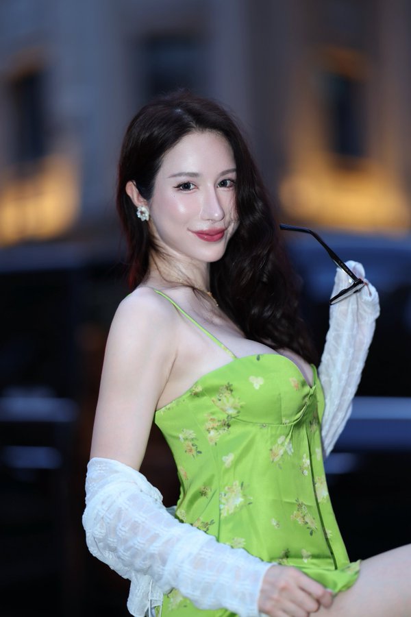上海真的是怎麼拍怎麼美的城市！ 快讓我交到一個上海男友，每個月都有理由來跑一次 然後有沒有人可以帶我吃好吃的上海菜，一個人沒辦法點太多菜，然後我也是挺害羞不敢…｜媒体4