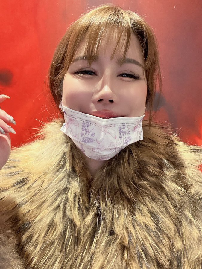 A girl needs to wear two things to look great : Confidence and Smile !｜媒体2