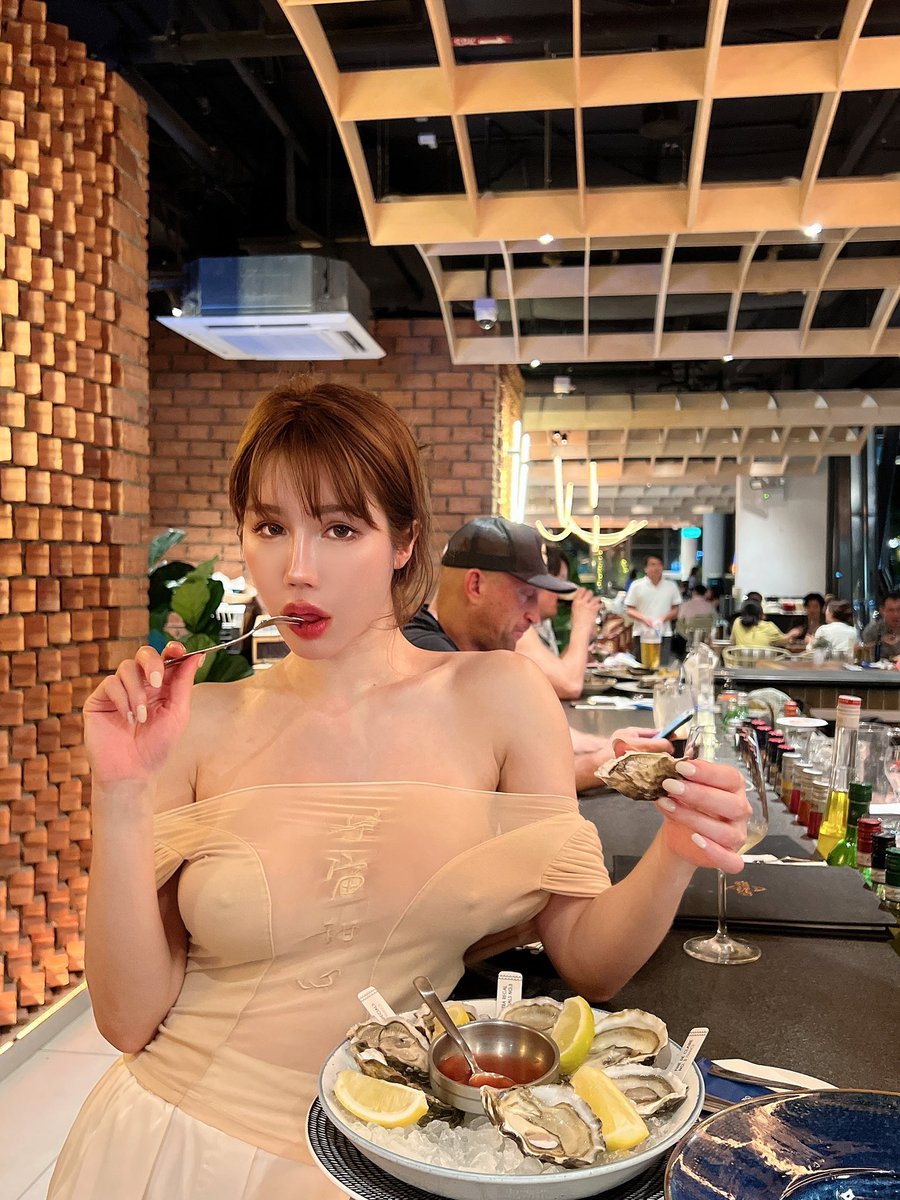 Having seafood diner 請觀看我在新加坡的第一篇日常影片 https:// m.youtube.com/watch?v=xcIZcf nkb…｜媒体1