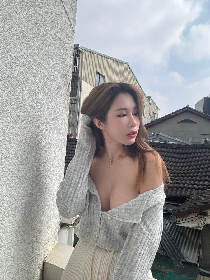 你有沒有試過在別人家的陽台漏奶頭 這邊可以看粉紅的兩粒 ： https:// onlyfans.com/yui_xin_tw｜媒体3