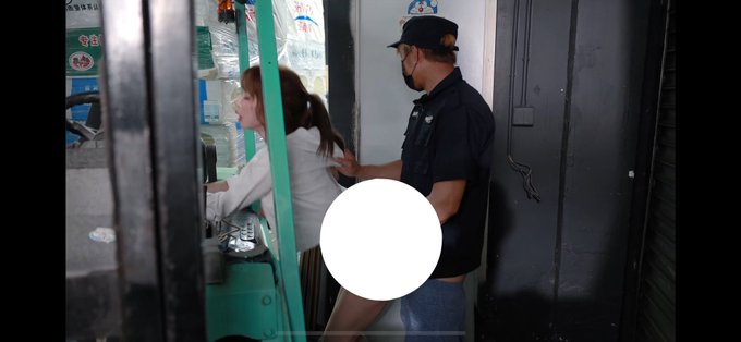 辛尤里最新动态图片 巨乳女主管在倉庫被強姦 https:// jvid.com/v/aXd2xrkj 晚上女主管在倉庫盤點貨品,殊不知後面有一個陌生男人一直在窺視著,在女主管一直…|媒体1