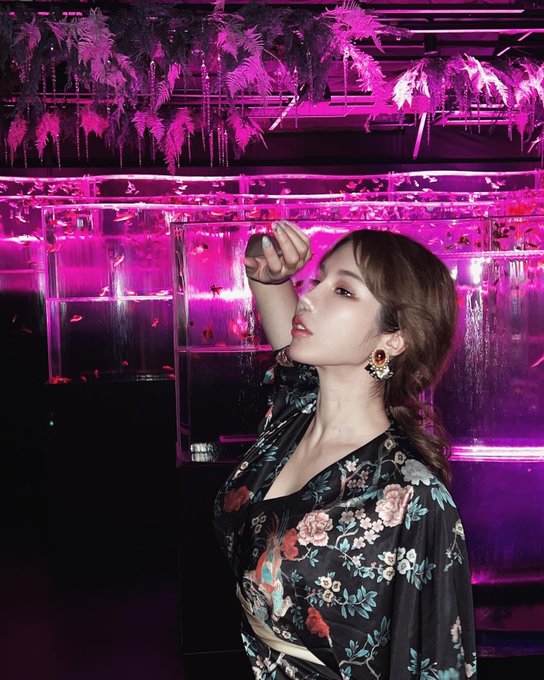 金魚展，值得去看！ 有卷川實花的感覺，色彩燈光運用非常完美而且我好喜歡這種鮮明對比的色調，加上可愛的金魚游來游去，讓有點陰沉的空間變得有生命力！ 地址附上： …｜媒体3