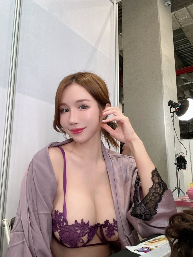 私訊限定今天工作偷偷拍了一小段視頻已經發送到你們的私訊了！ 想要這套訂製視頻的也可以私訊我， 這套原味也有整套販售唷！ https:// onlyfans.c…｜媒体2