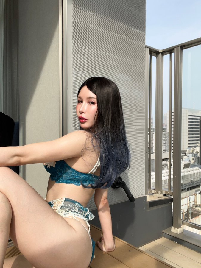 On the balcony of a hotel in Japan, basking in the scorching sun, having fun TO…｜媒体2
